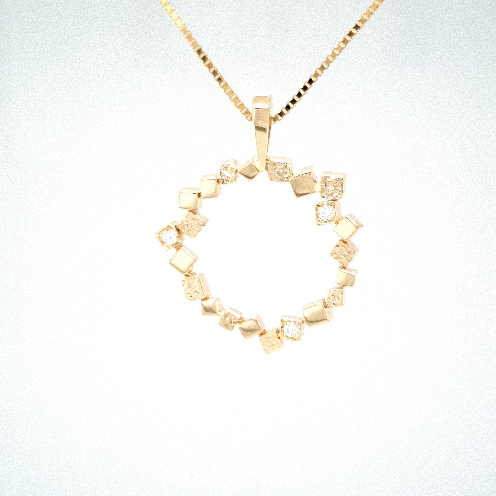 Icecold Gull hálsmen, Stuðlar, með 3 demöntum