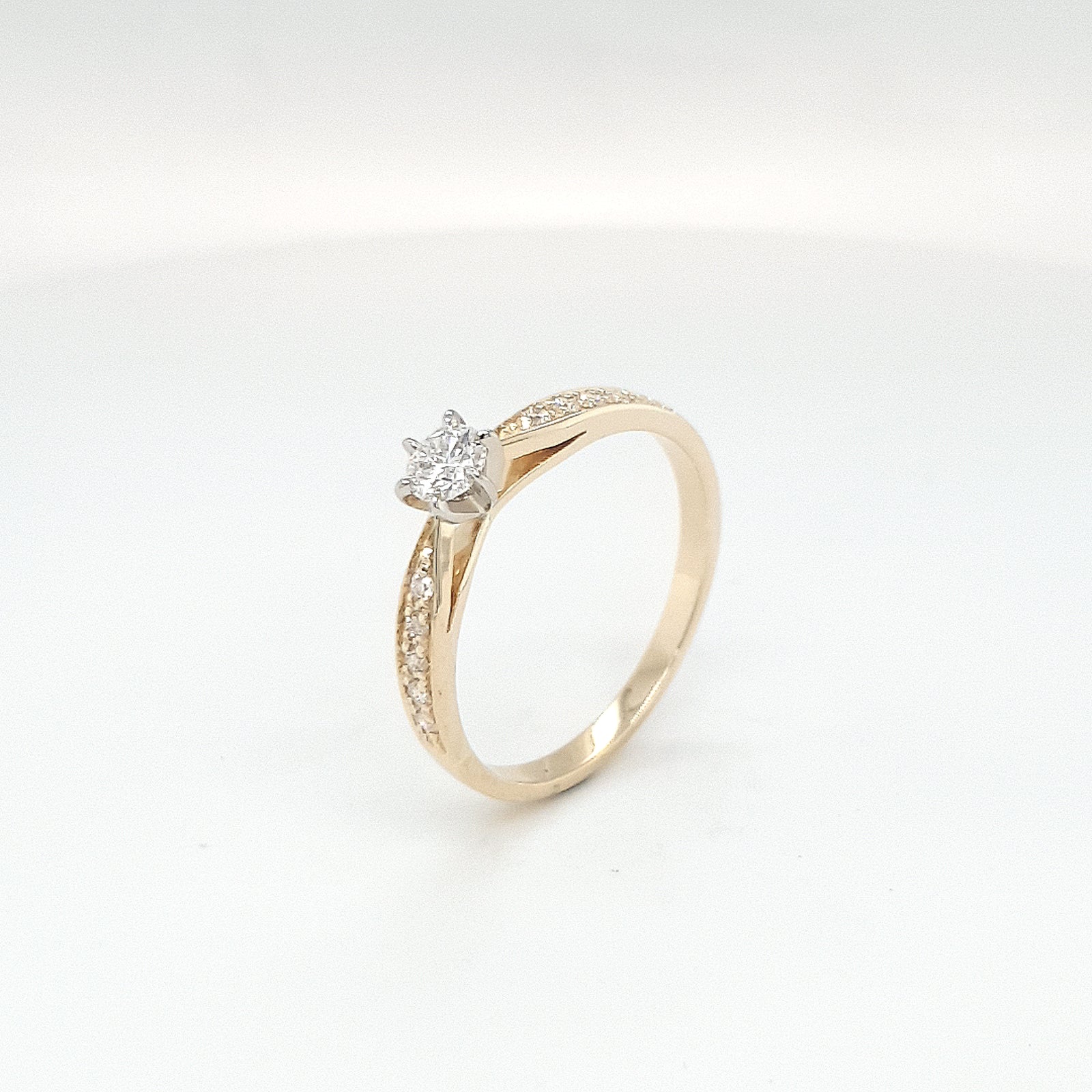 Demantshringur með 10 demöntum í öxlum