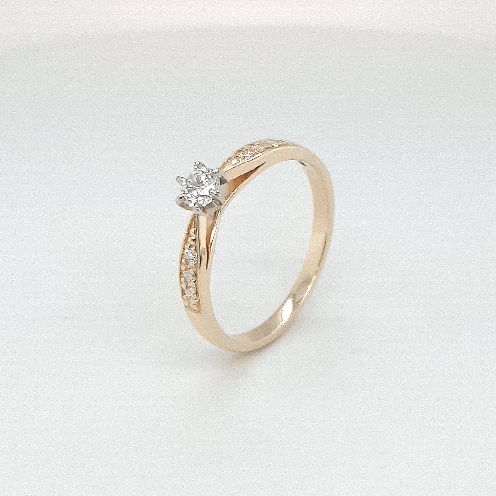 Demantshringur með 6 demöntum í öxlum