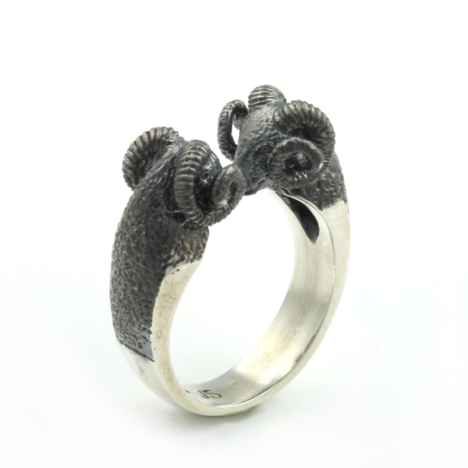 Hrútar <br> hringur - tveir hrútar